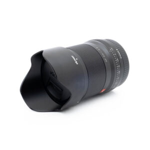 Viltrox AF 33mm f14 Z-3 Fujinon GF 50mm f/3.5 R LM WR (sis.ALV24%) - Käytetty objektiivi, jossa on suuri terälehden muotoinen huppu, vasemmalle suunnattu kuvakulma valkoisella taustalla. Tarkennus- ja zoomausrenkaat, joihin on merkitty numerot, ovat näkyvissä.