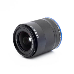 Zeiss Distagon 21mm f28 Sony-2 Musta Fujinon GF 50mm f/3.5 R LM WR (sis.ALV24%) - Käytetty -objektiivi, jossa on valkoiset merkinnät, lepää kyljellään valkoista taustaa vasten, ja siinä on näkyvä tuotemerkki ja tekniset tiedot tynnyrissä sekä sininen rengas kiinnikkeen lähellä.