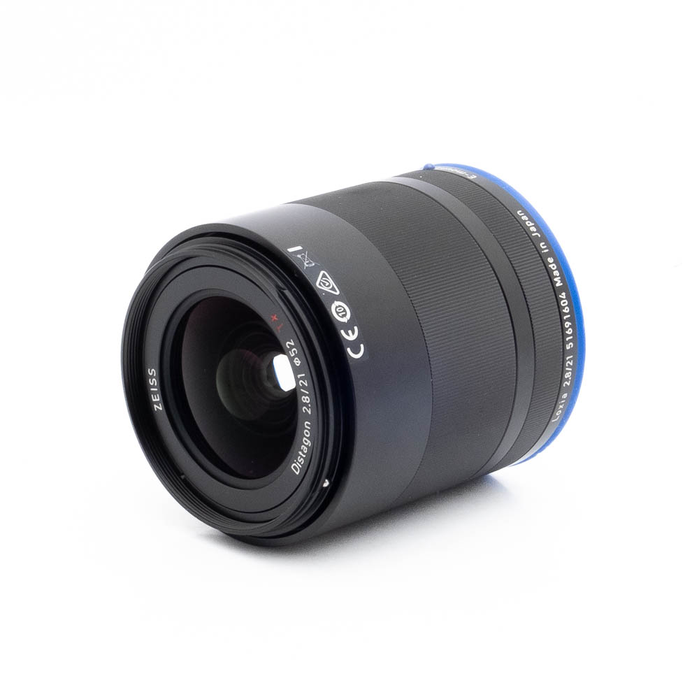 Zeiss Distagon 21mm f28 Sony-2 Musta Fujinon GF 50mm f/3.5 R LM WR (sis.ALV24%) - Käytetty -objektiivi, jossa on valkoiset merkinnät, lepää kyljellään valkoista taustaa vasten, ja siinä on näkyvä tuotemerkki ja tekniset tiedot tynnyrissä sekä sininen rengas kiinnikkeen lähellä.