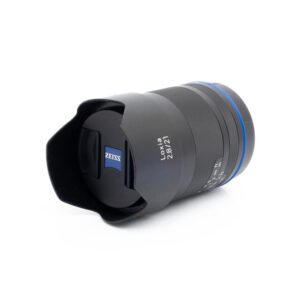 Zeiss Distagon 21mm f28 Sony-3 Fujinon GF 50mm f/3.5 R LM WR (sis.ALV24%) - Käytetty kameran objektiivi ja vastavalosuoja on kuvattu valkoisella taustalla, ja Fujinon-logo näkyy objektiivin suojuksessa.