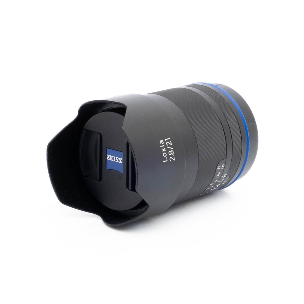 Zeiss Distagon 21mm f28 Sony-3 Fujinon GF 50mm f/3.5 R LM WR (sis.ALV24%) - Käytetty kameran objektiivi ja vastavalosuoja on kuvattu valkoisella taustalla, ja Fujinon-logo näkyy objektiivin suojuksessa.