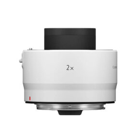 canon_Rf_extender_2x_01 Valkoinen Canon RF Extender 2x näkyy sivulta, jolloin sen lieriön muoto ja metallinen kiinnitysrengas pohjassa korostuvat.