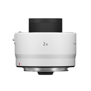 canon_Rf_extender_2x_01 Valkoinen Canon RF Extender 2x näkyy sivulta, jolloin sen lieriön muoto ja metallinen kiinnitysrengas pohjassa korostuvat.