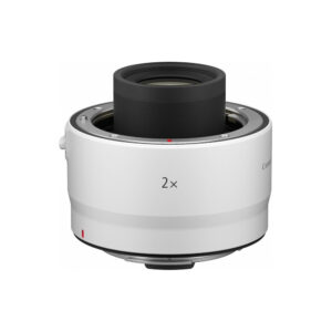 canon_Rf_extender_2x_02 Canon RF Extender 2x, valkoinen telekonvertteri, joka kaksinkertaistaa yhteensopivien objektiivien polttovälin, on kuvattu valkoisella taustalla.