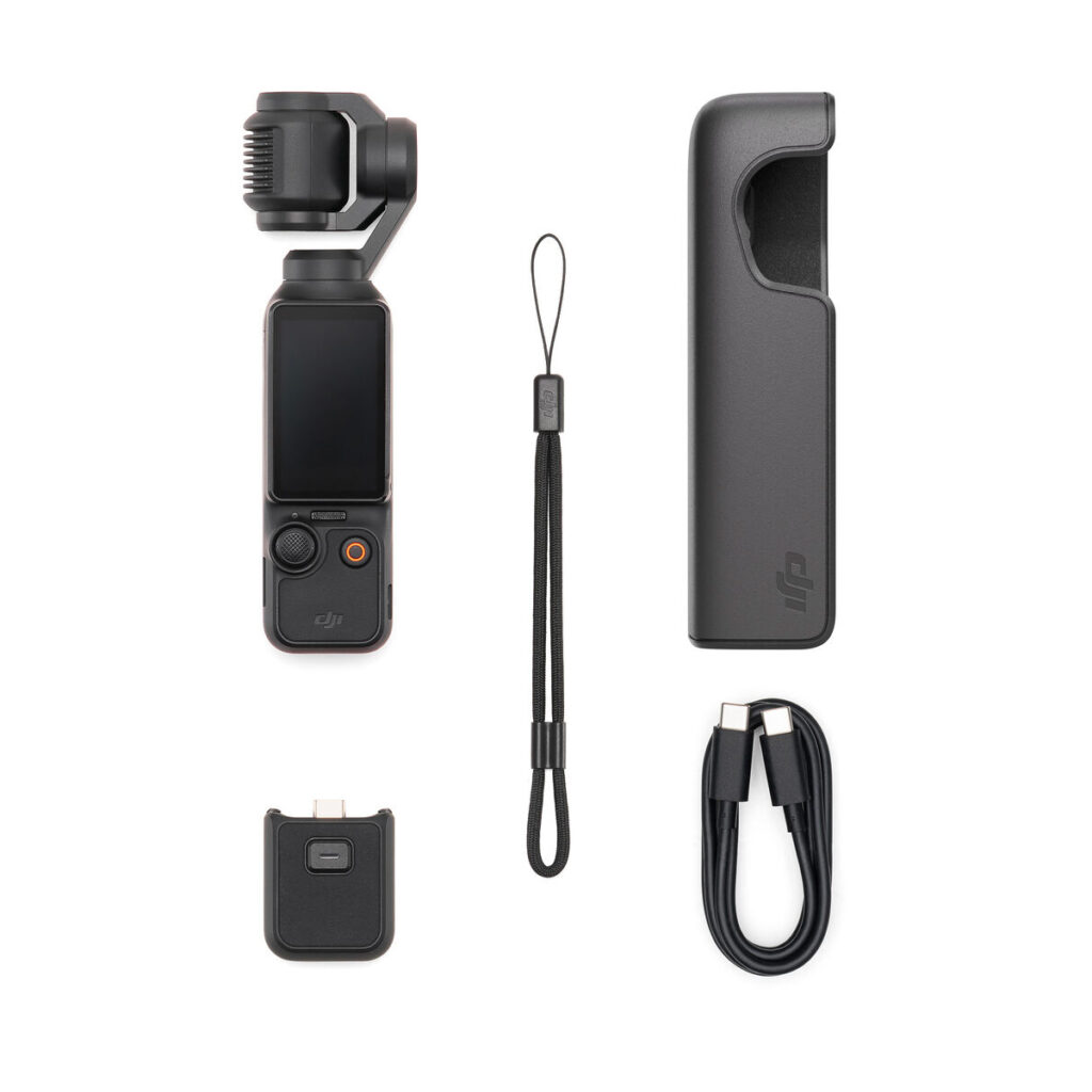 DJI Osmo Pocket 3 -videokamera ja sen kardaani, suojakotelo, rannehihna, USB-C-latauskaapeli ja sovitin on siististi järjestetty valkoiselle taustalle.