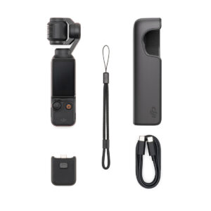 DJI Osmo Pocket 3 -videokamera ja sen kardaani, suojakotelo, rannehihna, USB-C-latauskaapeli ja sovitin on siististi järjestetty valkoiselle taustalle.