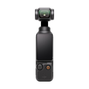 dji_osmo_pocket_3_04 DJI Osmo Pocket 3 -videokamera on kompakti musta käsikamera, jossa on yläosassa gimbaalikiinnitteinen objektiivi, suuri keskusnäyttö ja näytön alapuolella olevat ohjauspainikkeet.
