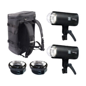 elinchrom_three_dual_01 Elinchrom THREE Dual -pakkaus sisältää kaksi mustaa studiosalamalaitetta, kaksi pientä hopeista heijastinta sekä harmaan ja mustan repun, jotka kaikki ovat esillä valkoisella pohjalla.