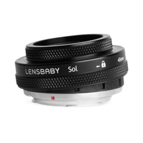 lensbaby_sol_45 Lensbaby Sol 45 Sony E:lle on musta kameraobjektiivi, jossa on kuvioidut pitorenkaat ja lukitussymboli valkoisella taustalla.