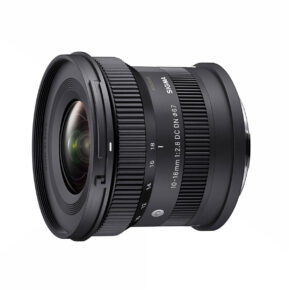 sigma_10-18mm_f28_02 Sigma 10-18mm f/2.8 DC DN -objektiivi, Sony E on kuvattu valkoisella taustalla, jolloin sen laaja zoomausrengas, yksityiskohtaiset linssimerkinnät ja lasinen etuelementti korostuvat.