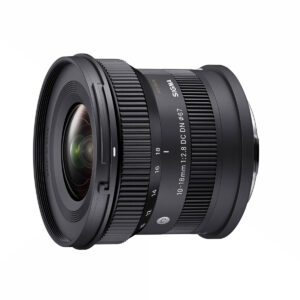sigma_10-18mm_f28_02 Sigma 10-18mm f/2.8 DC DN -objektiivi, Sony E on kuvattu valkoisella taustalla, jolloin sen laaja zoomausrengas, yksityiskohtaiset linssimerkinnät ja lasinen etuelementti korostuvat.