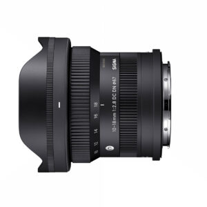 sigma_10-18mm_f28_03 Sigma 10-18mm f/2.8 DC DN -objektiivi, Sony E, sivuprofiili näkyy valkoisella taustalla, jossa näkyy sen musta viimeistely, zoomaus- ja tarkennusrenkaat, vastavalosuoja ja kiinnitys.