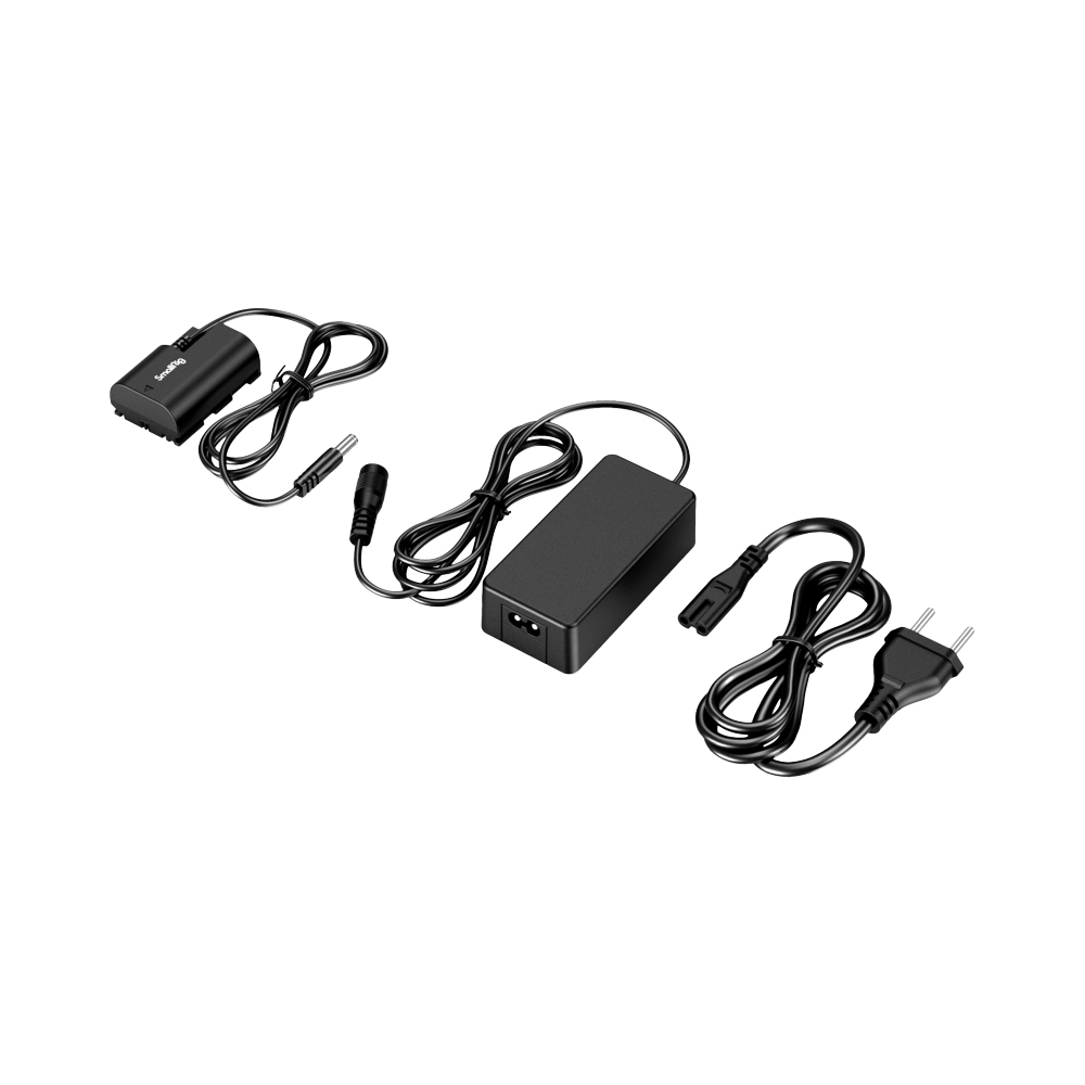 smallrig_4271_02 SmallRig 4271 Dummy Battery with Power Adapter (EU) LP-E6NH, kuvassa valkoisella pohjalla, sisältää dummy-akun kaapelilla, suorakulmaisen virtalähteen johdolla ja irrotettavan kaksikantaisen pistokkeen.