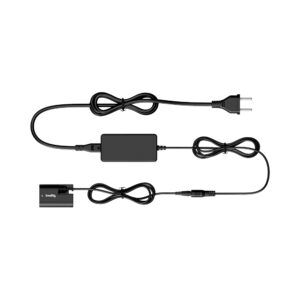 smallrig_4271_03 SmallRig 4271 Dummy Battery with Power Adapter (EU) LP-E6NH on musta verkkovirtasovitin, jossa on suorakulmainen virtakivi, kaksi liitettyä kaapelia ja liitin yhteensopiville laitteille.