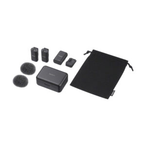 sony_ecm-w3_01 Sony ECM-W3 -langaton mikrofonijärjestelmä sisältää kaksi lähetintä, vastaanottimen, kaksi tuulilasia, latauskotelon kaapelilla ja mustan kiristysnauhapussin, kaikki kuvassa valkoisella pohjalla.