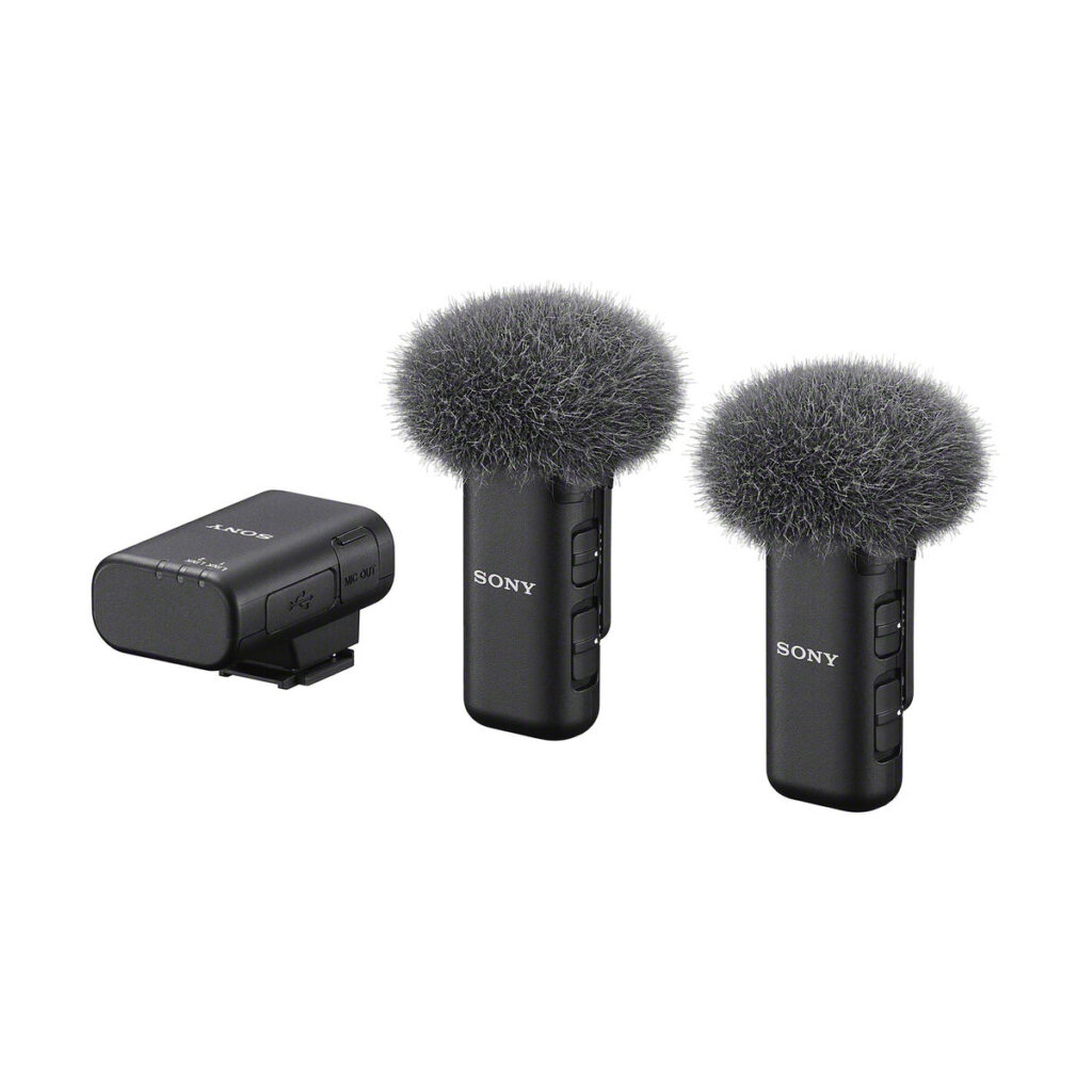 sony_ecm-w3_02 Sony ECM-W3 -langaton mikrofonijärjestelmä: kaksi mustaa mikrofonia harmailla tuulisuojilla ja musta langaton vastaanotin, esillä valkoista taustaa vasten.