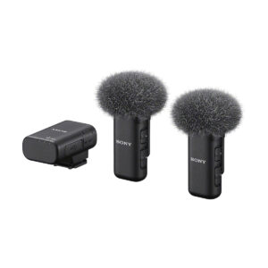 sony_ecm-w3_02 Sony ECM-W3 -langaton mikrofonijärjestelmä: kaksi mustaa mikrofonia harmailla tuulisuojilla ja musta langaton vastaanotin, esillä valkoista taustaa vasten.