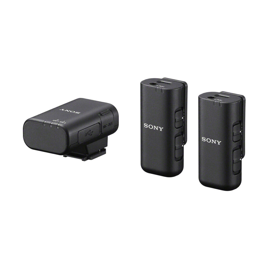 sony_ecm-w3_03 Kolme mustaa langatonta Sony ECM-W3 -mikrofonikomponenttia: vasemmalla kenkäkiinnityksellä varustettu vastaanotin ja oikealla kaksi yhteensopivaa lähetintä, joissa kaikissa on nappisäädöt ja tyylikäs, kompakti muotoilu.