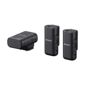 sony_ecm-w3_03 Kolme mustaa langatonta Sony ECM-W3 -mikrofonikomponenttia: vasemmalla kenkäkiinnityksellä varustettu vastaanotin ja oikealla kaksi yhteensopivaa lähetintä, joissa kaikissa on nappisäädöt ja tyylikäs, kompakti muotoilu.