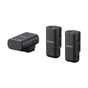 sony_ecm-w3_03 Kolme mustaa langatonta Sony ECM-W3 -mikrofonikomponenttia: vasemmalla kenkäkiinnityksellä varustettu vastaanotin ja oikealla kaksi yhteensopivaa lähetintä, joissa kaikissa on nappisäädöt ja tyylikäs, kompakti muotoilu.