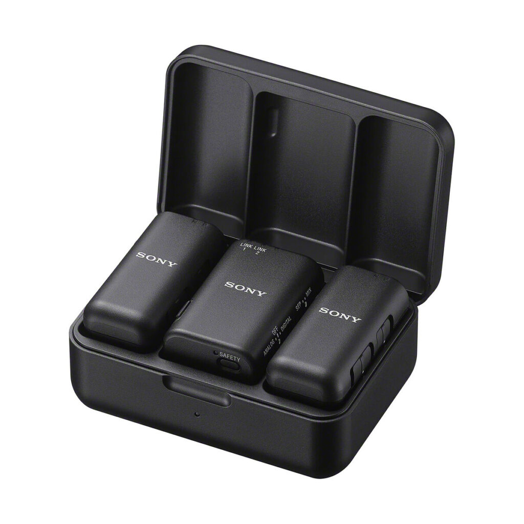 sony_ecm-w3_04 Musta latauskotelo on avattu, ja sen sisällä on kolme kompaktia langatonta Sony ECM-W3 -mikrofoniyksikköä.