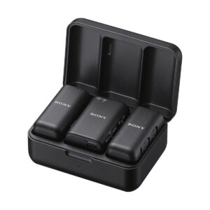 sony_ecm-w3_04 Musta latauskotelo on avattu, ja sen sisällä on kolme kompaktia langatonta Sony ECM-W3 -mikrofoniyksikköä.