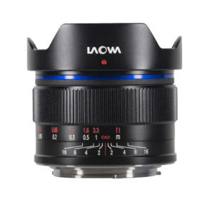 10mm Laowa 10mm f/2 Zero-D - MFT-objektiivissa on musta runko, jossa on sininen aksenttirengas, tarkennus- ja aukkomerkinnät sekä terälehden muotoinen huppu valkoista taustaa vasten.