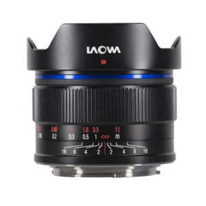 Laowa 10mm f/2 Zero-D - MFT-objektiivissa on musta runko, jossa on sininen aksenttirengas, tarkennus- ja aukkomerkinnät sekä terälehden muotoinen huppu valkoista taustaa vasten.