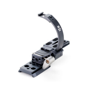 Benro Quick Rotation Lens Bracket on harmaa metallinen kiinnike, jossa on kaareva tukivarsi, säädettävä jalusta, useita ruuvinreikiä ja kiinnitysmekanismi kameravarusteiden turvallista kiinnittämistä varten.