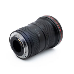 Canon 16-35mm f28 L II USM-1 Nikon Nikkor Z MC 105mm f/2.8 VR S -objektiivi (Kunto K5, käytetty), jossa on musta runko ja metallinen kiinnitys, näkyy valkoisella taustalla.