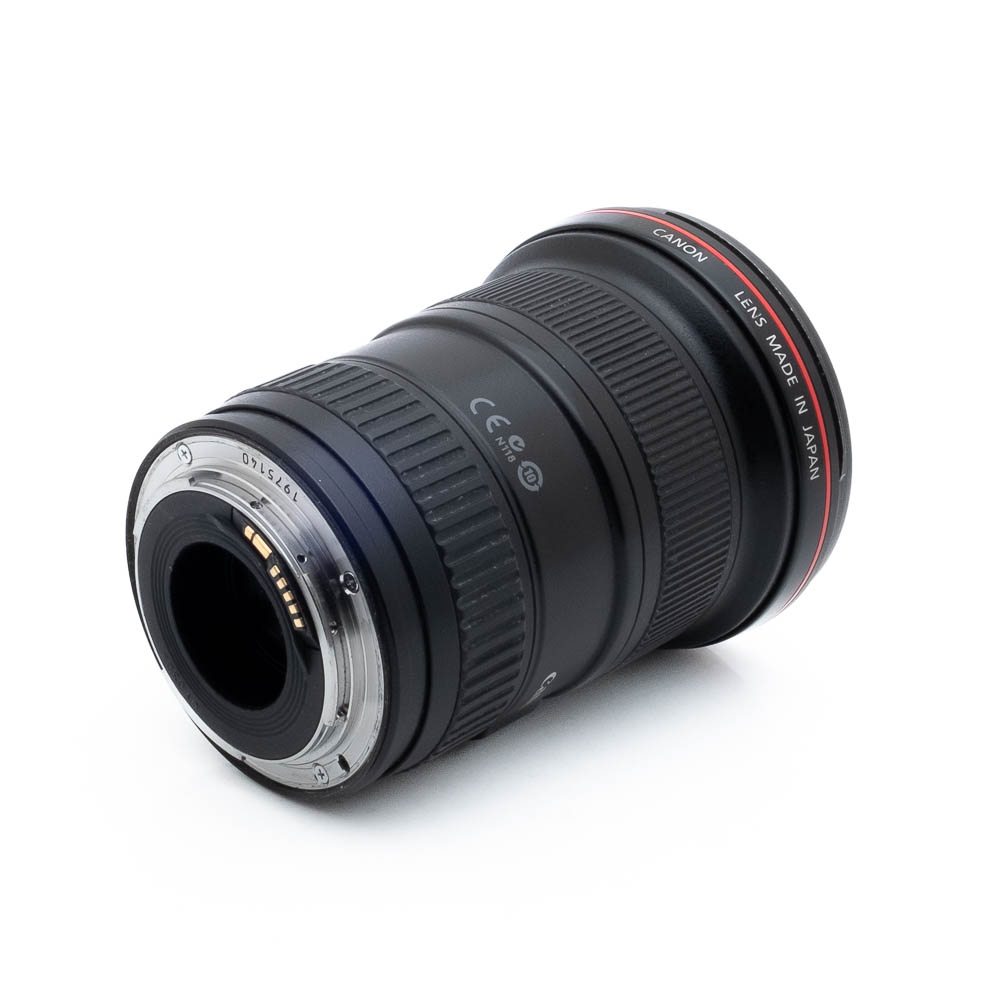 Canon 16-35mm f28 L II USM-1 Nikon Nikkor Z MC 105mm f/2.8 VR S -objektiivi (Kunto K5, käytetty), jossa on musta runko ja metallinen kiinnitys, näkyy valkoisella taustalla.