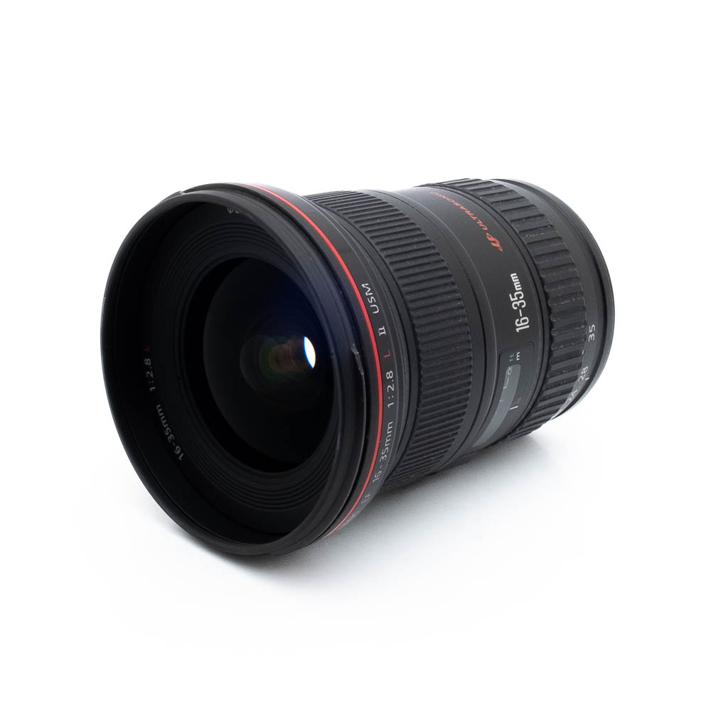 Canon 16-35mm f28 L II USM-2 Nikon Nikkor Z MC 105mm f/2.8 VR S -objektiivi (Kunto K5, Käytetty) näkyy valkoisella pohjalla, ja siinä on yksityiskohtaiset tarkennusrenkaat ja zoomausrenkaat, joissa on selkeät merkinnät.