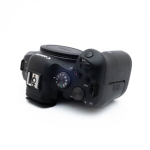 Canon R6 0779-2 Nikon Nikkor Z MC 105mm f/2.8 VR S (Kunto K5) - Käytetty -objektiivin ylhäältä kuvattu näkymä, jossa korostuu yksityiskohtainen muotoilu ja viimeistely valkoisella taustalla.