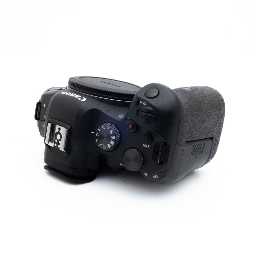 Canon R6 0779-2 Nikon Nikkor Z MC 105mm f/2.8 VR S (Kunto K5) - Käytetty -objektiivin ylhäältä kuvattu näkymä, jossa korostuu yksityiskohtainen muotoilu ja viimeistely valkoisella taustalla.