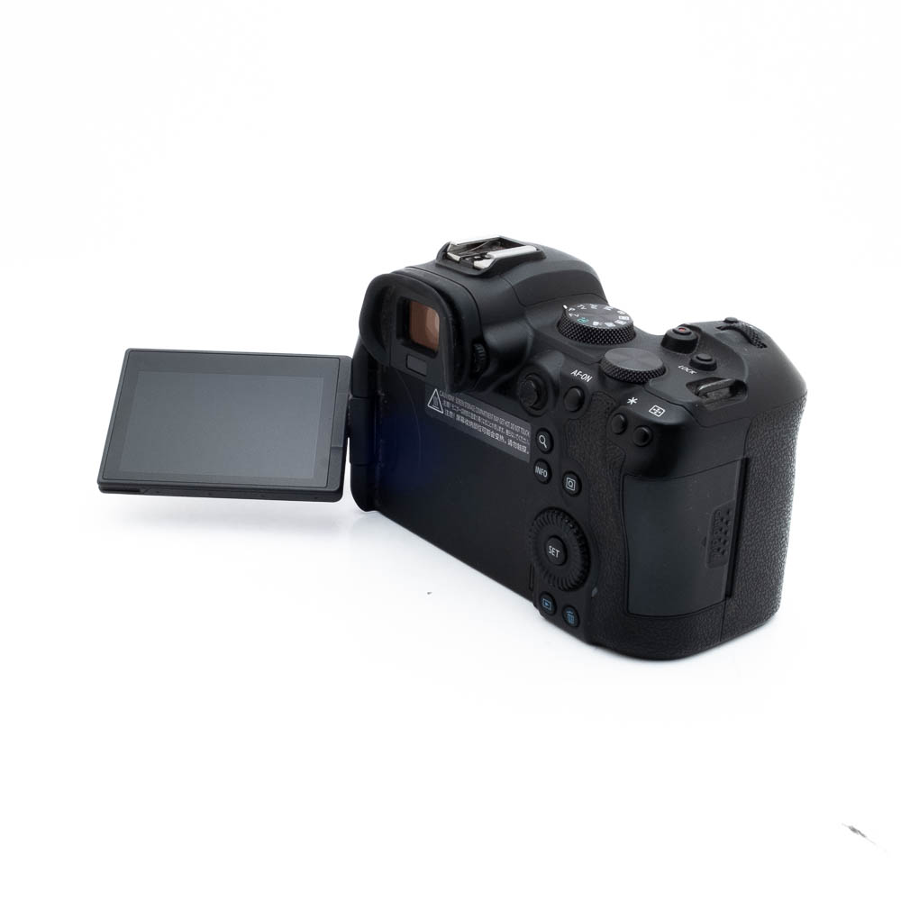 Canon R6 0779-3 Nikon Nikkor Z MC 105mm f/2.8 VR S (Kunto K5) - Käytetty -objektiivi kuvattuna takaa ja sivulle käännetty nivelletty LCD-näyttö valkoista taustaa vasten.