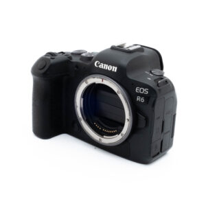 Canon R6 0779-4 Nikon Nikkor Z MC 105mm f/2.8 VR S (Kunto K5) -objektiivi kuvattuna kulmassa valkoista taustaa vasten.