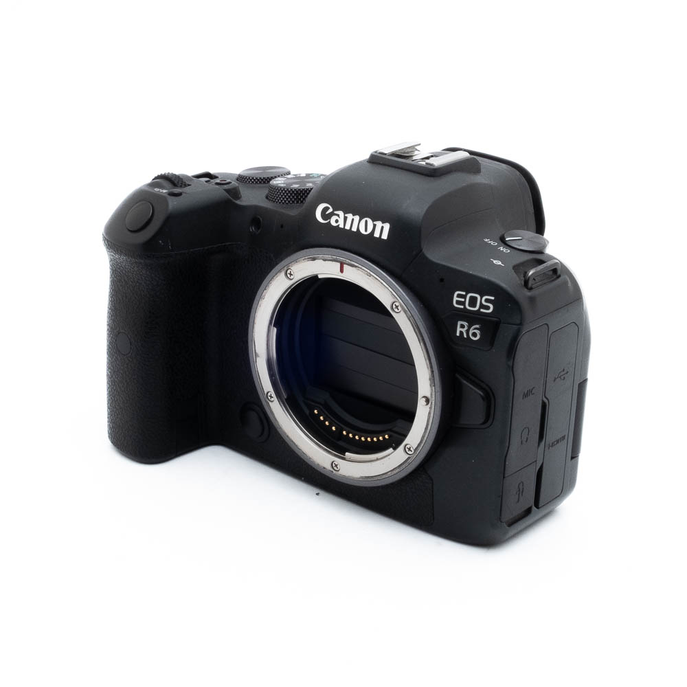 Canon R6 0779-4 Nikon Nikkor Z MC 105mm f/2.8 VR S (Kunto K5) -objektiivi kuvattuna kulmassa valkoista taustaa vasten.