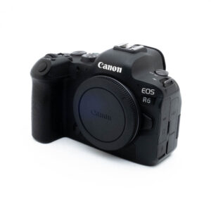 Canon R6 0779-5 Nikon Nikkor Z MC 105mm f/2.8 VR S (Kunto K5) - Käytetty -objektiivi on näytetty kulmassa valkoisella pinnalla ilman kameraa ja ilman etu- ja takaosan peittäviä objektiivin suojuksia.