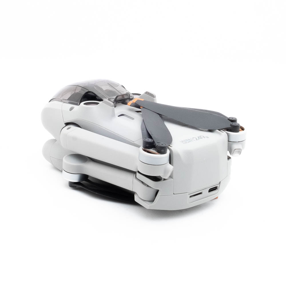 DJI Air-4 Nikon Nikkor Z MC 105mm f/2.8 VR S (Kunto K5) - Käytetty objektiivi kuvattuna vasemmalta edestä päin, kompakti ja valkoinen, lepää valkoisella pinnalla ja sen ominaisuudet näkyvät selvästi.