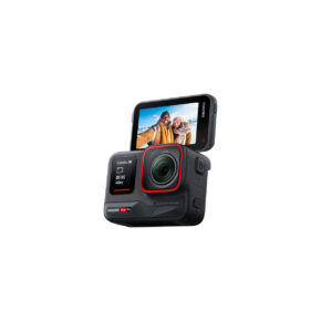 Insta360_Acepro_001 Mustassa Insta360 Ace Pro 8K Actionkamera -mallissa, jossa on punainen korostus ja kaksi infonäyttöä, on etulinssi ja ylös käännettävä näyttö, kun se kuvaa hymyilevää henkilöä ottamassa selfietä ulkona.