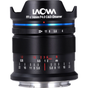 Laowa 14mm f:4 FF RL1 Laowa 14mm f/4 FF RL Zero-D (musta) - Leica M -objektiivi seisoo pystyssä, ja siinä on tarkennus- ja aukkomerkinnät, sininen korostusrengas ja tuotemerkin logo mustassa vastavalosuojassa.