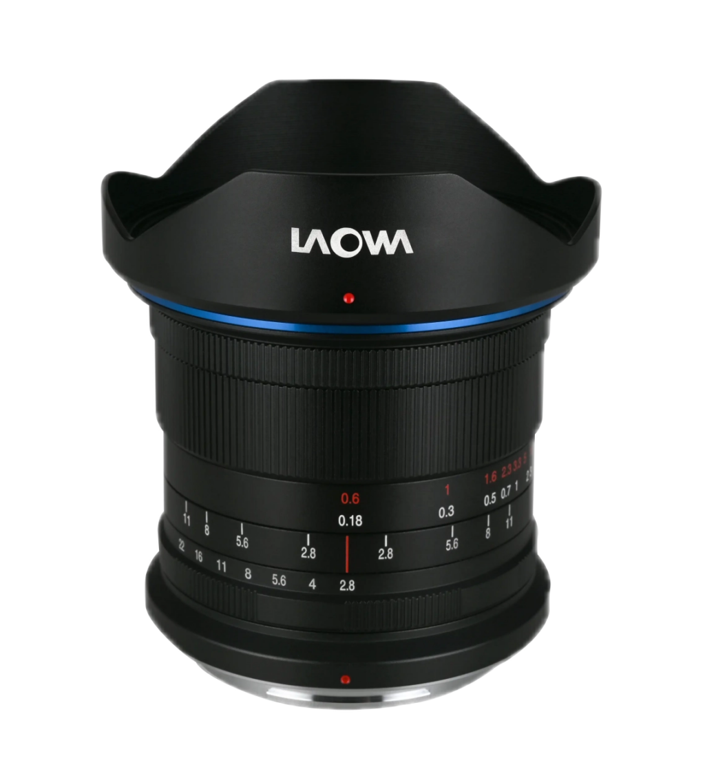 Laowa 19mm f:2.8 Zero-D - Fuji GFX2 Laowa 19mm f/2.8 Zero-D -objektiivissa Fuji GFX:lle on musta runko, sininen aksenttirengas sekä valkoiset ja punaiset merkinnät valkoista taustaa vasten.