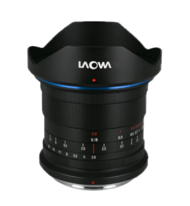 Laowa 19mm f:2.8 Zero-D - Fuji GFX2 Laowa 19mm f/2.8 Zero-D -objektiivissa Fuji GFX:lle on musta runko, sininen aksenttirengas sekä valkoiset ja punaiset merkinnät valkoista taustaa vasten.