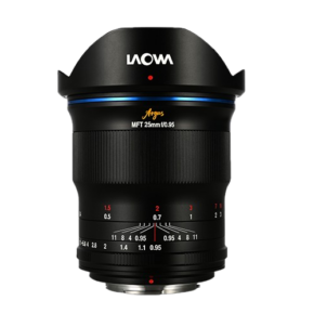 Laowa Argus 25mm f/0.95 APO - MFT-objektiivi, musta, jossa on sinisiä ja oransseja korostuksia, aukon ja tarkennuksen merkinnät sekä terälehden muotoinen huppu, esillä vaaleaa taustaa vasten.