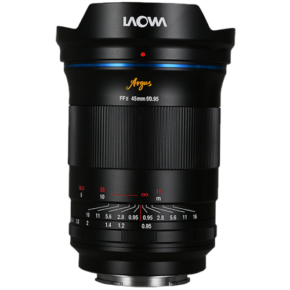 Laowa Argus 45mm f/0.95 - Sony FE -objektiivi seisoo pystyasennossa vaaleaa taustaa vasten, ja sen musta runko, näkyvät tarkennusrengas ja aukkorenkaat sekä valkoiset, punaiset ja keltaiset merkinnät ovat näkyvissä.