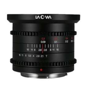 Laowa Cine 6mm T2.1 Zero-D - MFT1 Lähikuva Laowa Cine 6mm T2.1 Zero-D - MFT -objektiivista mustana, jossa on valkoiset aukon ja tarkennuksen merkinnät ja numerot valkoista taustaa vasten.