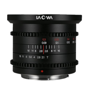 Laowa Cine 6mm T2.1 Zero-D - MFT1 Lähikuva Laowa Cine 6mm T2.1 Zero-D - MFT -objektiivista mustana, jossa on valkoiset aukon ja tarkennuksen merkinnät ja numerot valkoista taustaa vasten.