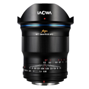 Laowa Argus 18mm f/0.95 APO - MFT -objektiivi seisoo pystyasennossa valkoista taustaa vasten, ja sen tarkennus- ja aukkomerkinnät näkyvät selvästi.
