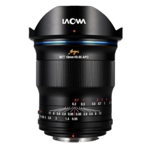Laowa MFT Argus 18mm f:0.95 APO Laowa Argus 18mm f/0.95 APO - MFT -objektiivi seisoo pystyasennossa valkoista taustaa vasten, ja sen tarkennus- ja aukkomerkinnät näkyvät selvästi.