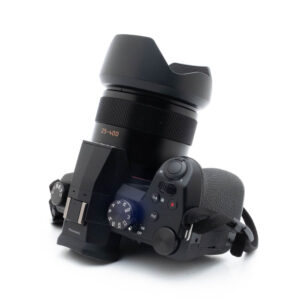 Lumix -2 Nikon Nikkor Z MC 105mm f/2.8 VR S (Kunto K5) -objektiivi, käytetty, kuvattu valkoisella taustalla; kuvassa näkyvät sen painikkeet, valitsimet ja yksityiskohtaiset ominaisuudet.